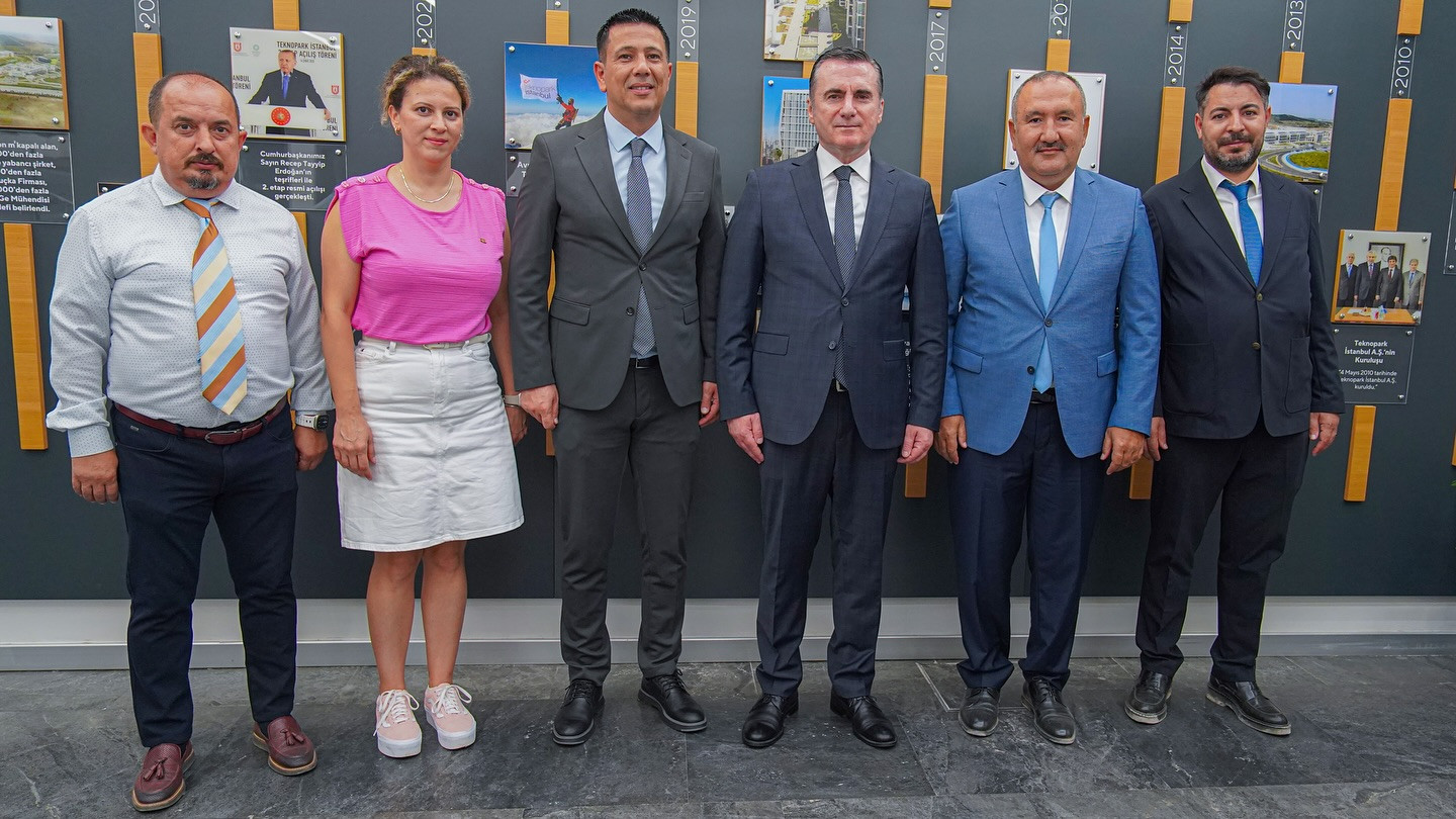 The General Manager of Teknopark Istanbul, Prof. Dr. Abdurrahman Akyol, welcomed Pendik District Governor Mehmet Yıldız, Pendik District Director of National Education Ertan Saygın, and Teknopark Istanbul MTAL Director Turan Çinkılıç